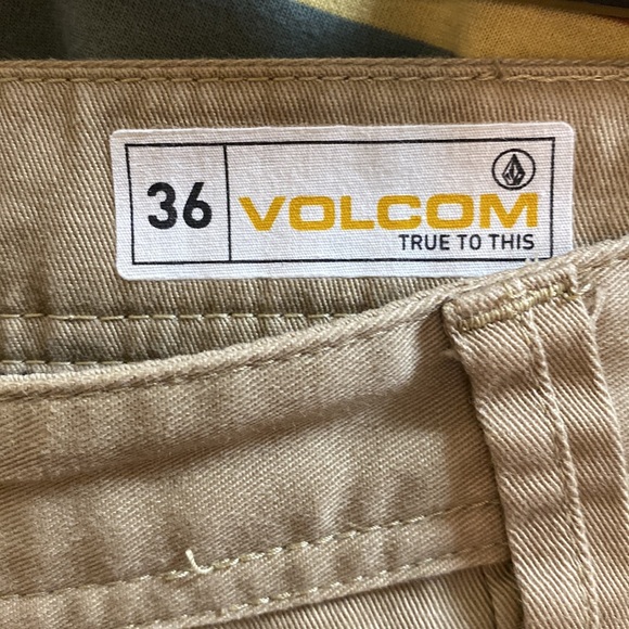 Men’s Volcom size 36 true to this khakis color - Picture 2 of 4